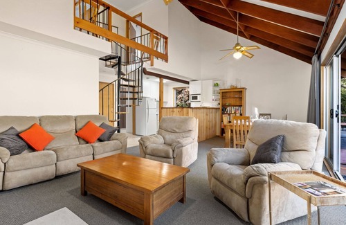 East Jindabyne Cottage | Mogul - A Freestanding East Jindabyne Lakefront Holiday Home