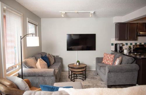 East Kootenay Apartment | Moguls, Lofted Ski in Ski Out with Hot Tub Access