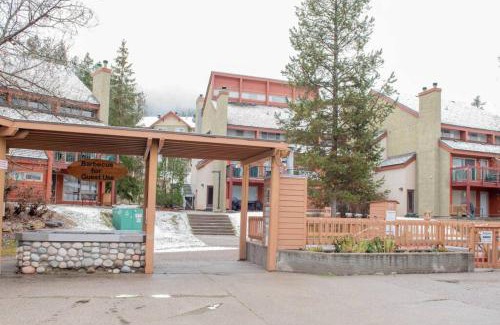 East Kootenay Apartment | Moguls, Lofted Ski in Ski Out with Hot Tub Access