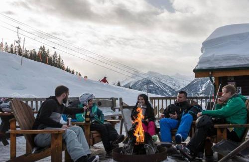East Kootenay Apartment | Moguls, Lofted Ski in Ski Out with Hot Tub Access