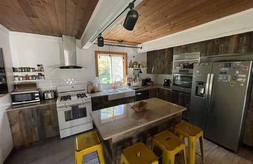 High Falls House | Mohonk's Peaceful 5BR-3BA~Jacuzzi~Huge Deck~Right On Coxing Kill~ Private Road