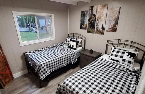 Centre Hastings Cabin | Moira Lake Cottages