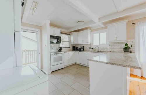 Centre Hastings House | Moira Lake - Lake Front Family Cottage - All Season Oasis