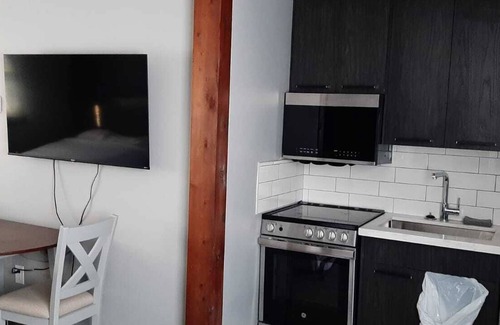 Madoc Hotel | Moira Lake Motel