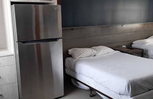 Madoc Hotel | Moira Lake Motel