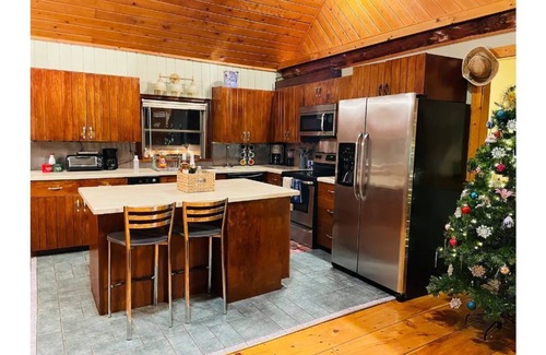 Newfoundland Cabin | Moira's Spacious Log Cabin Retreat: Hot Tub, Fire Pits, Near Lakes & Mountains