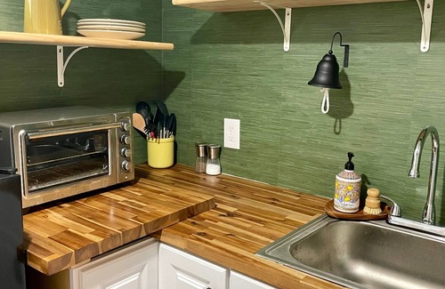Historic District House | Mojito Studio- Walk to everything Beaufort has to offer!