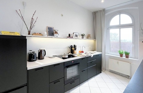 Magdeburg Apartment | MOKA Living-Sunset Apt, Kingbed, WiFi, Netflix