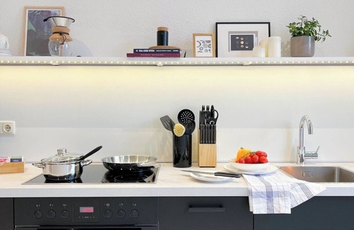 Magdeburg Apartment | MOKA Living-Sunset Apt, Kingbed, WiFi, Netflix