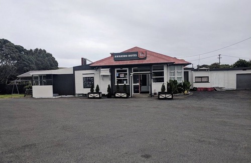 Awakino House | MOKAU 'Number One' Bach situated 5 minutes drive from Mokau 1 Briscoe st Awakino