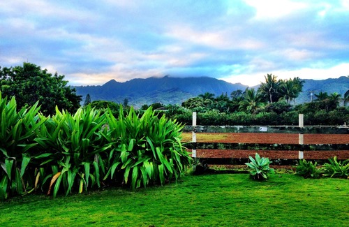 Mokuleia House | Mokuleia Classic Hawaiian-Style Beachhouse - Beautiful & Private Beachfront Home