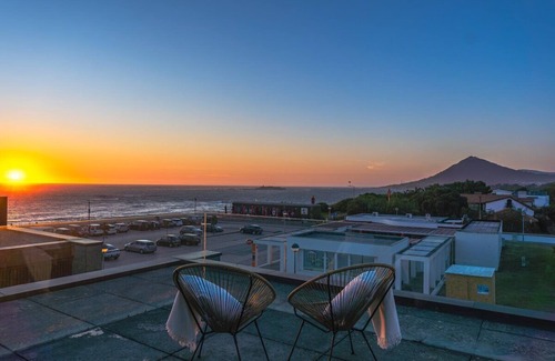 Vila Praia de Ancora Apartment | Moledo Front Beach w/Sunset Views and Pool
