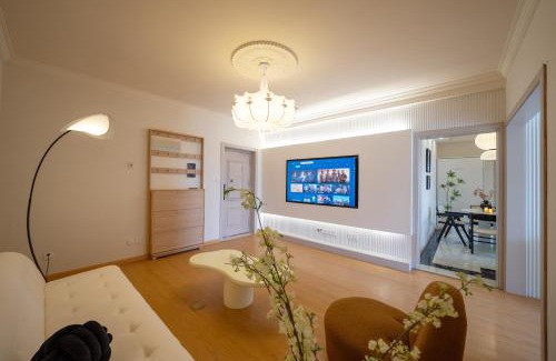 Hong Kou Apartment | Moli B&B - The Bund Riverview Nanjing East Road 3-Bedrooms with Elevator Apartment Near the subway