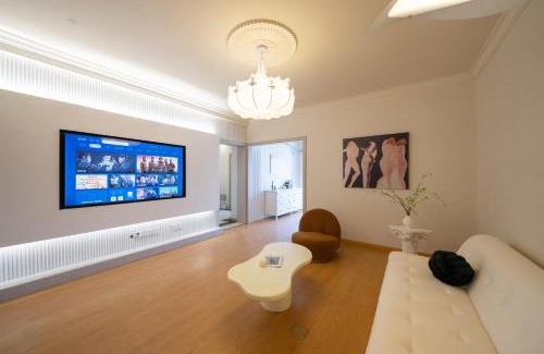 Hong Kou Apartment | Moli B&B - The Bund Riverview Nanjing East Road 3-Bedrooms with Elevator Apartment Near the subway