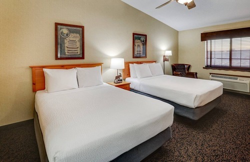 Moline Hotel | Moline Riverbank Charm! Complimentary Services & Saloon | 3 Units
