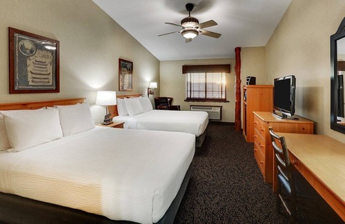 Moline Hotel | Moline Riverbank Charm! Complimentary Services & Saloon | 3 Units