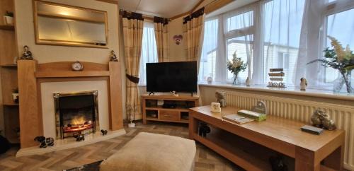 Ingoldmells Resort | MOLLIES DEN 6 Berth 2 Bedrooms Waterside Leisure Park Ingoldmells