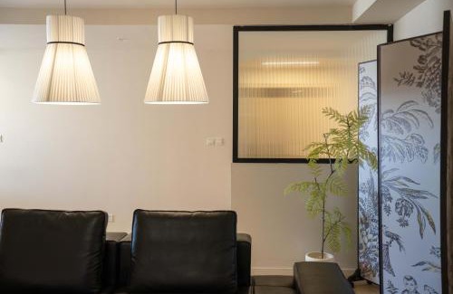 Huangpu Apartment | Molly Homestay - walk to Yu Garden and the Bund 3bedrooms 1study 2 bathrooms elevator apartment