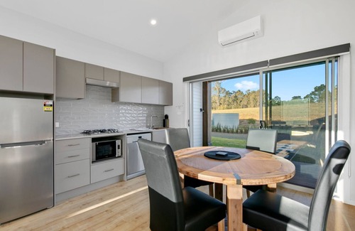 Lovedale Apartment | Molly Morgan Vineyard Villa Chardonnay. A Romantic Getaway for Two
