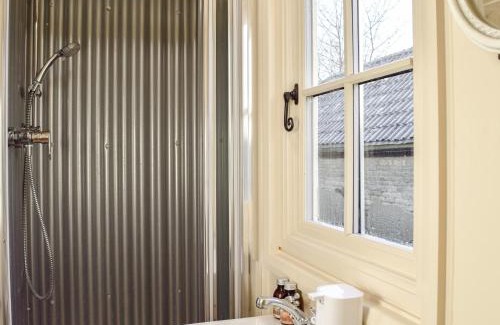 Bampton House | Molly The Shepherds Hut