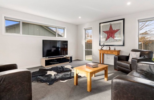 Lowburn House | Molyneux Magic - Cromwell Holiday Home