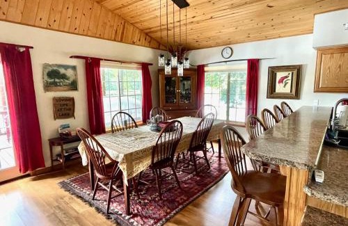 Cambridge Springs House | Mom & Pop's: Waterfront,Nature,Togetherness