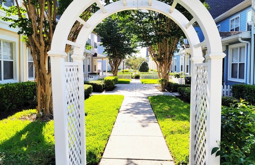 Venetian Bay Villages Apartment | Mom's Magical Retreatn"Close to the Magic, but away from the mayhem!"