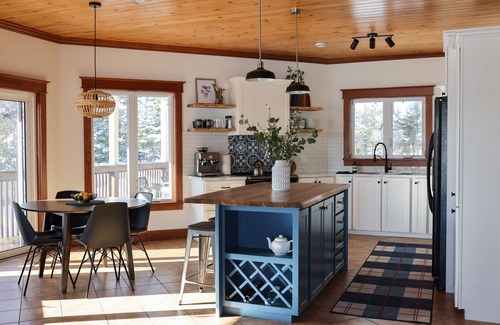 Terra Nova House | Moments Cottage | Waterfront Spa