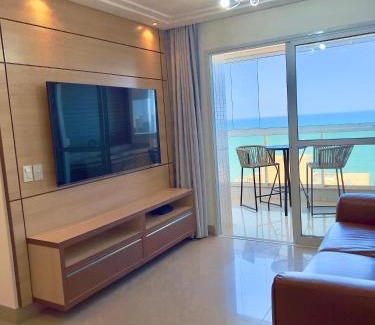 Praia do Morro Apartment | Momentos inesquecíveis em um novo e moderno apto na Praia do Morro, com deslumbrante vista mar, a uma quadra da praia, redes de proteção, quartos com ar condicionado, roupas de cama e banho, TV 65, internet, prédio com piscina, portaria 24 horas e 2 vagas