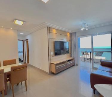 Praia do Morro Apartment | Momentos inesquecíveis em um novo e moderno apto na Praia do Morro, com deslumbrante vista mar, a uma quadra da praia, redes de proteção, quartos com ar condicionado, roupas de cama e banho, TV 65, internet, prédio com piscina, portaria 24 horas e 2 vagas