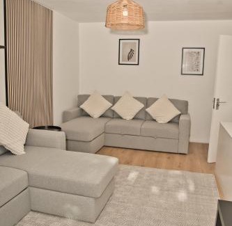 Swiss Cottage Apartment | Moments Made Here, Spacious Swiss Cottage with 4 Bedrooms, Sleeps 10, Free WiFi