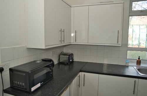 Swiss Cottage Apartment | Moments Made Here, Spacious Swiss Cottage with 4 Bedrooms, Sleeps 10, Free WiFi