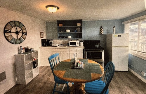 Pacific Beach Apartment | Moments to beach. Two queen beds, full kitchen with essentials. Dog friendly.