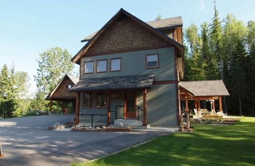 Kootenay Boundary Apartment | Moments to Red Mountain Resort