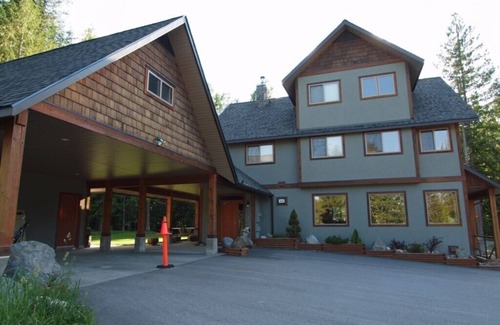 Kootenay Boundary Apartment | Moments to Red Mountain Resort