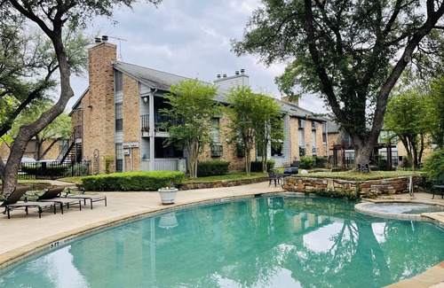 Far North Dallas Condo | Momo's cozy home 2BR/2BA with pool