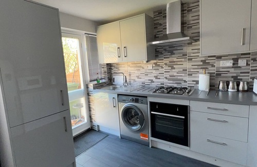 Redbridge House | Mona’s AirB&B in quiet cul-de-sac. 3 bedrooms, 4 beds plus sofabed. Sleeps 6.