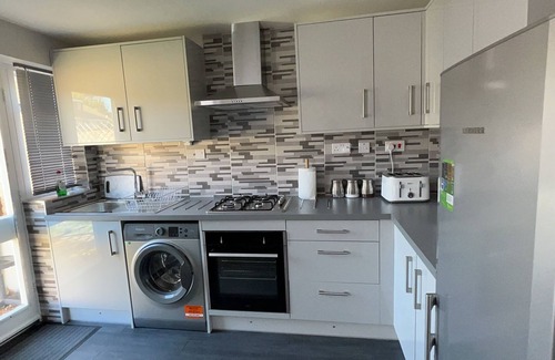 Redbridge House | Mona’s AirB&B in quiet cul-de-sac. 3 bedrooms, 4 beds plus sofabed. Sleeps 6.