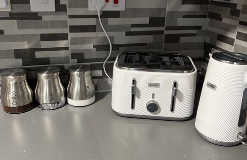 Redbridge House | Mona’s AirB&B in quiet cul-de-sac. 3 bedrooms, 4 beds plus sofabed. Sleeps 6.