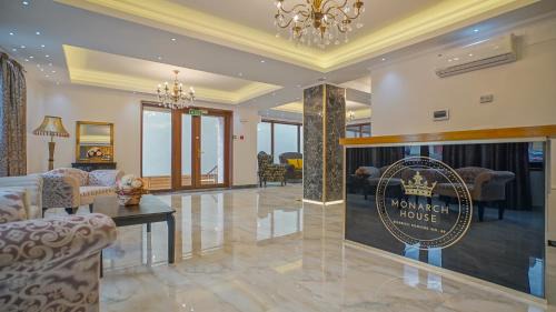 Centrul Nou House | Monarch House