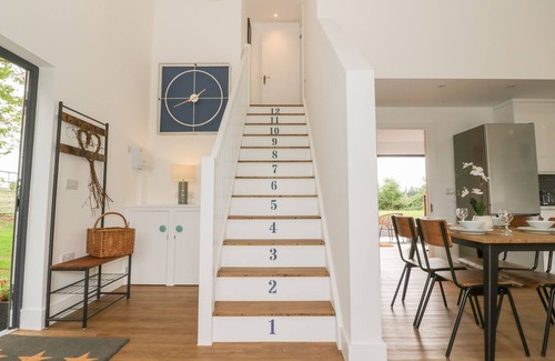 Whitney-on-Wye Cottage | MONARCH'S BARN, pet friendly, with a garden in Droitwich Spa