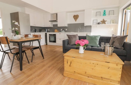 Whitney-on-Wye Cottage | MONARCH'S BARN, pet friendly, with a garden in Droitwich Spa