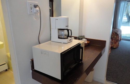 Sicamous Hotel | Monashee Motel