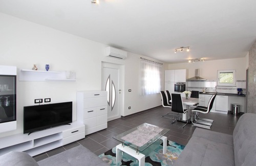 Borik Apartment | MONDELACO Three-Bedroom Apartment