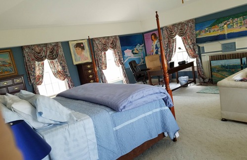 Philomont Bed & Breakfast | Monet HoneymoonSuite Elegant Lrg 2rm w/balcony in villa/Mountn~pasture-pool view