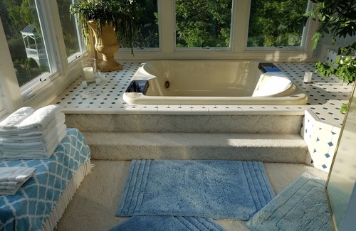 Philomont Bed & Breakfast | Monet HoneymoonSuite Elegant Lrg 2rm w/balcony in villa/Mountn~pasture-pool view