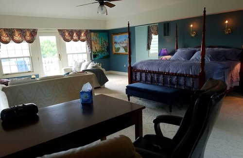 Philomont Bed & Breakfast | Monet HoneymoonSuite Elegant Lrg 2rm w/balcony in villa/Mountn~pasture-pool view