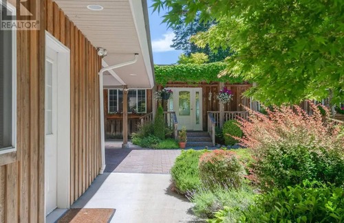 North Oyster Apartment | Monet's Garden by the Sea
