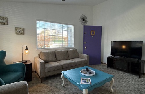 Hillcrest Apartment | Monica and Rachel's Friends Apt