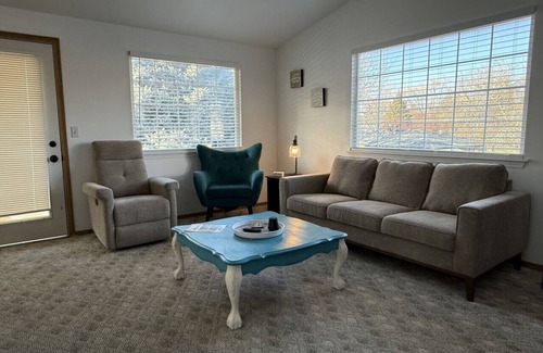 Hillcrest Apartment | Monica and Rachel's Friends Apt